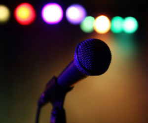 Nhìn vào phòng karaoke bên cạnh, bị truy sát đến chết