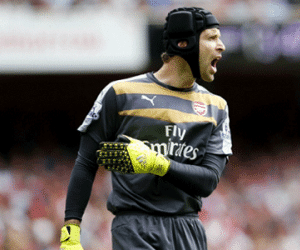 Petr Cech bị "ném đá" sau màn ra mắt thảm họa