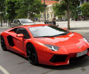 Siêu xe Aventador triệu đô bên phố đi bộ Nguyễn Huệ