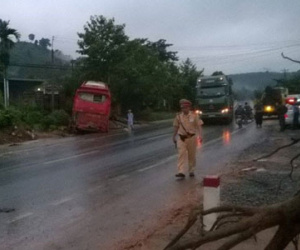 3 xe giường nằm tông liên hoàn, 8 người thương vong