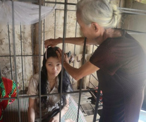 Câu chuyện mẹ già phải nhốt con gái vào lồng sắt lên báo Thái Lan