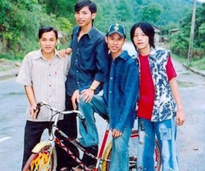 Dân mạng chia sẻ mốt quần ống loe, tóc bỏ luống thời xưa