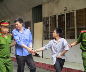 Điên cuồng truy sát nạn nhân đến chết trong nhà vệ sinh