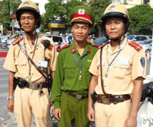 Cảnh sát kịp thời ngăn người phụ nữ định nhảy sông tự tử
