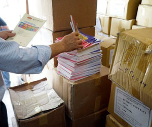 Đột kích xưởng chứa sách lậu lớn nhất ở Việt Nam