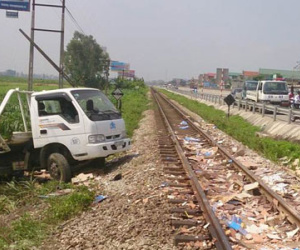 Tàu hỏa đâm ô tô, 2 người thoát nạn trong gang tấc