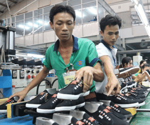Thị trường tài chính Việt Nam rung lắc mạnh theo tỷ giá
