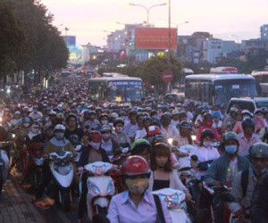 Bấm còi, Mỹ phạt 7,5 triệu đồng, Việt Nam phạt... 100.000 đồng