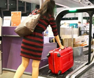 Cô gái bức xúc khi bị hải quan Singapore trả về nước