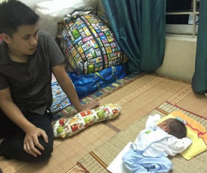 Gạt nỗi đau mất vợ, ông bố trẻ lặn lội xin sữa nuôi con