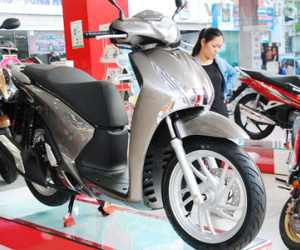 Honda SH cháy hàng, đội giá 10 triệu đồng