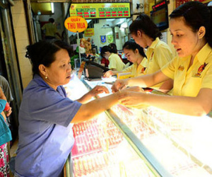 Vàng, đô la... vọt lên chóng mặt
