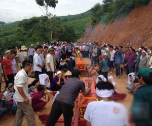 Hàng trăm người đau buồn tiễn đưa 3 nạn nhân trong vụ thảm sát ở Yên Bái