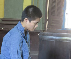 Hiếp dâm bé gái vì được nhờ trông giúp