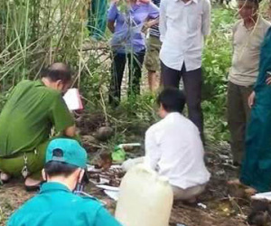 Kinh hoàng xác chết trơ xương bên suối