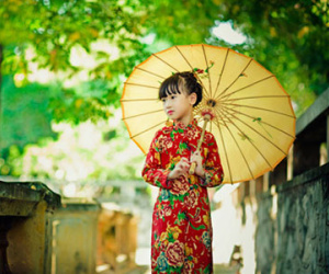 Mẫu nhí diện áo dài chăn con công gợi nhớ thời bao cấp