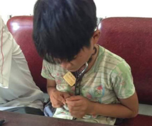 Bé trai bị bố xích cổ bằng khoá to chạy trốn khỏi nhà