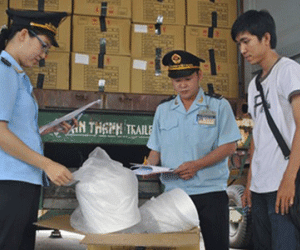 Kiểm tra một thỏi son môi tốn… 2 triệu đồng