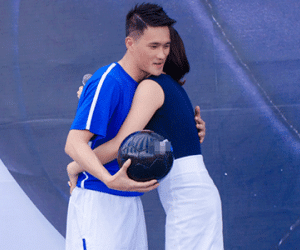 Văn Mai Hương ôm chặt Công Vinh