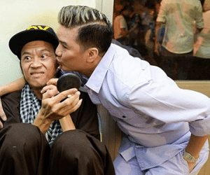 13 biểu cảm "khó đỡ" của Hoài Linh khi được ôm, hôn
