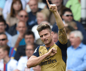 Giroud lập siêu phẩm, Arsenal thắng trận đầu tay