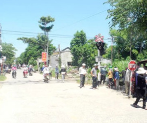 Băng qua đường ray không quan sát, học sinh lớp 4 bị tàu cán chết