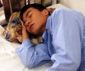 Bé trai bắn trọng thương bạn của bố bằng... súng nhựa
