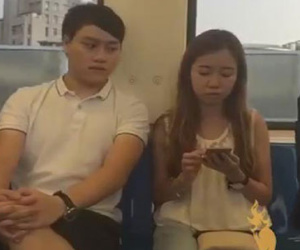 Clip chàng trai nhìn lén điện thoại cô gái gây sốt cư dân mạng