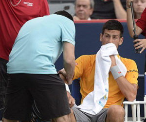 Djokovic bị choáng vì mùi cần sa trên sân