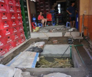 Hà Nội: Vỡ ống nước sông Đà, người dân đào tung nhà xây bể chứa