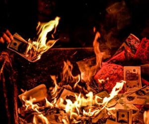 Sự thật về tục sờ ngực, kiêng nhặt tiền rơi trong "tháng cô hồn"