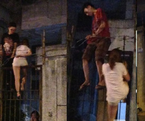 Thiếu nữ bị mắc kẹt khi trèo tường rào vào “nhà ma” lúc nửa đêm