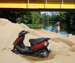 Vớt xe máy từ dưới sông, nghi của cô gái tự vẫn