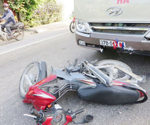 Xe khách đâm xe máy, 2 vợ chồng thương vong