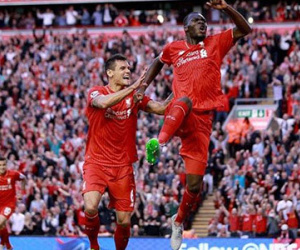 Benteke "nổ súng", Liverpool thắng tranh cãi