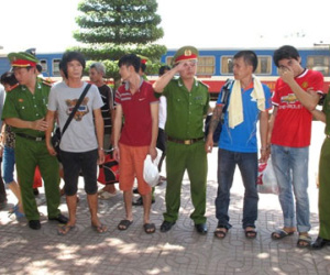 Di lý 16 người trốn lệnh truy nã về Thanh Hóa