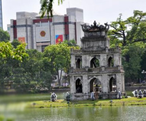 Hà Nội: Vây bắt nam thanh niên bơi ra Tháp Rùa giữa trời nắng