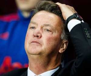 HLV Van Gaal căng như dây đàn trước trận play-off