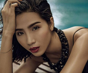 Huỳnh Nu đẹp hút hồn bên bể bơi