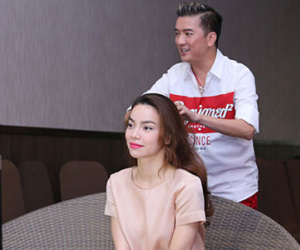 Mr. Đàm vừa làm tóc vừa kể chuyện cười cho Hà Hồ