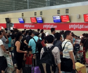 Nhân viên Vietjet air bị hành khách xé rách áo