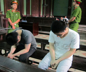 Thiếu nữ say rượu bị hai "yêu râu xanh" thay nhau hãm hiếp
