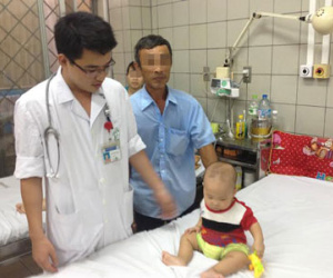 Bé trai 8 tháng suýt tử vong vì phụ huynh tự ý dùng kháng sinh