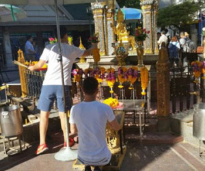Đền Erawan hoạt động trở lại sau vụ đánh bom