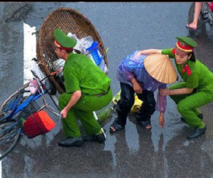 Những hình ảnh xúc động lòng người của các chiến sĩ CAND