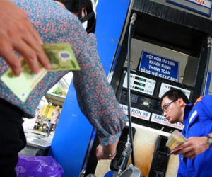 Xăng tiếp tục giảm giá từ 15h chiều nay