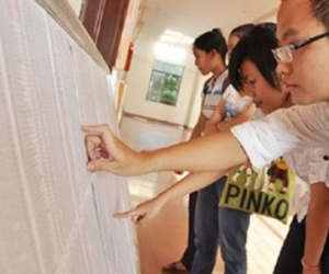 Ngày cuối xét tuyển NV1: Thí sinh bật khóc trước giờ "khóa sổ"