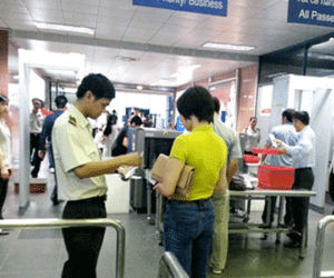 Nữ khách giả giấy tờ nhân thân đi máy bay Vietnam Airlines