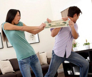Phát điên vì cả họ nhà chồng coi con dâu là… cây ATM