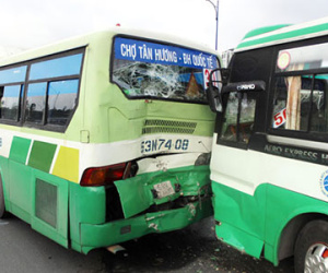 TPHCM: Xe buýt đâm nhau, gần trăm hành khách khóc thét